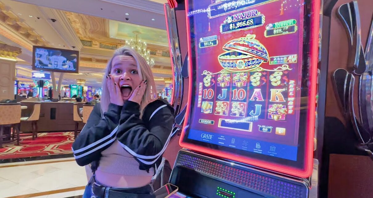 She Played Slots At The Venetian Hotel & Casino On The Las Vegas Strip! ?