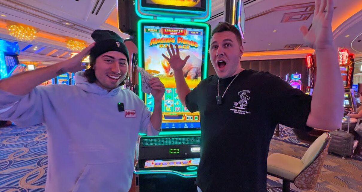 Can @SayHiToMatthew Win Big On This Palazzo Slot Machine?!