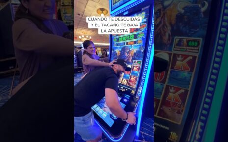 CUANDO TE DESCUIDAS Y EL TACAÑO TE BAJA LA APUESTA! 😂 SUELE SUCEDER 🤣 #casino #comedia #shorts